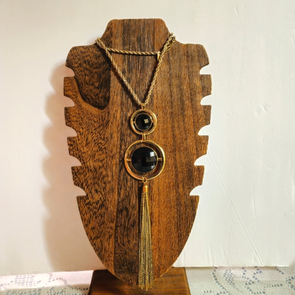 Black faceted gold tone rope chain necklace.